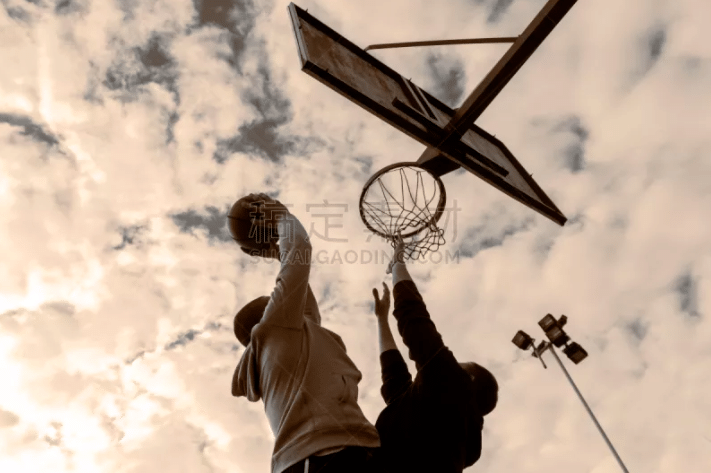 天王盖地虎！汉堡后卫复刻2017年吉鲁的神级蝎子摆尾